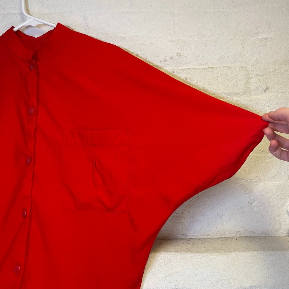 Unique oversized triangular red button up - Picture 4 of 4
